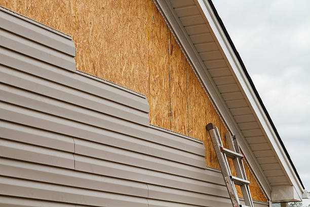 Professional Siding Installation technician working in Hempstead, TX